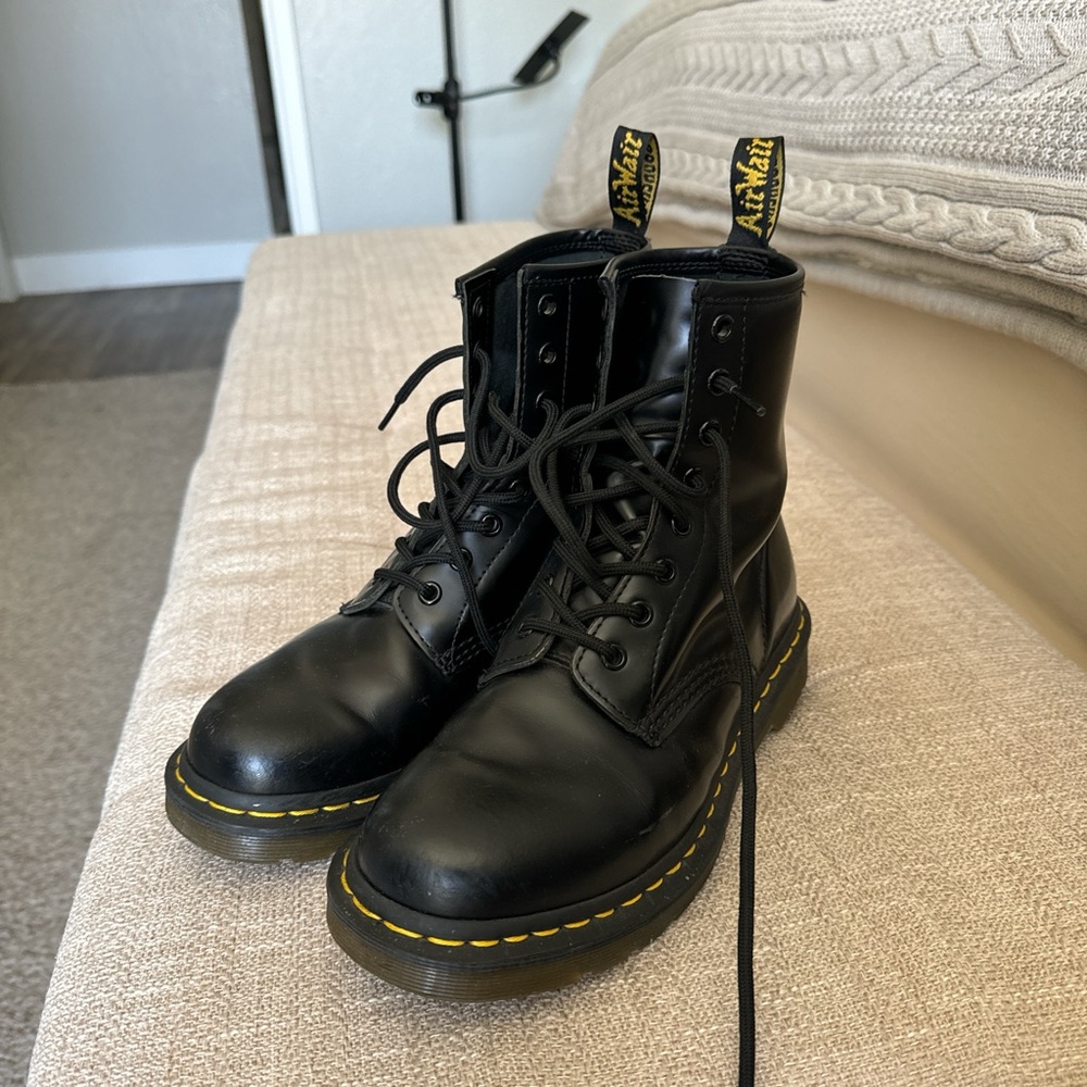 1460 WOMEN'S SMOOTH LEATHER LACE UP BOOTS like new